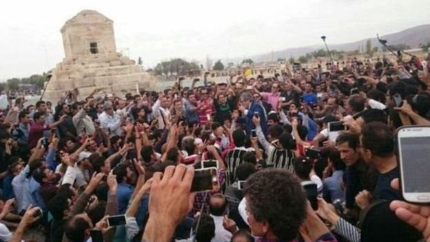 احکام تجمع‌کنندگان در #پاسارگاد؛ یک سال تا هشت سال حبسtwitter.com/bbcpersian/status/809391143876227072#روزکوروش📡 @VahidOnline