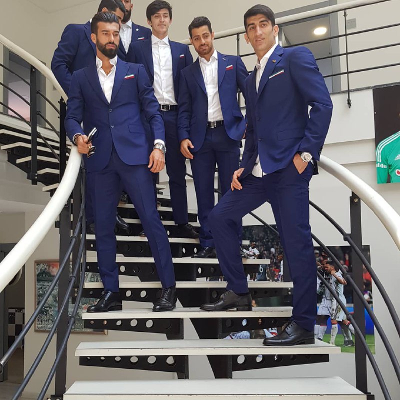 از بس لباس درست درمون تن بچه‌ها نکرده بودن که الان هر جا می‌رسند عکس می‌گیرن. فکر کنم شبها هم با کت و شلوار بخوابن