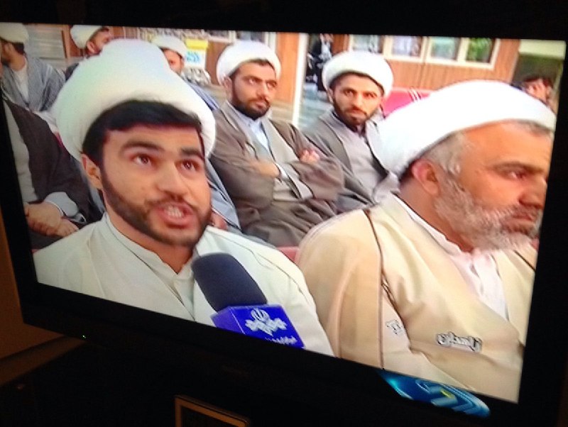 خبر #۲۰و۳۰ کامل پخش کرد، مسافرینی که اصرار به خواندن #نماز پای #هواپیما ی #پرواز #زاهدان تهران داشتند تعدادی #آخوند بودند.Sam1Kia