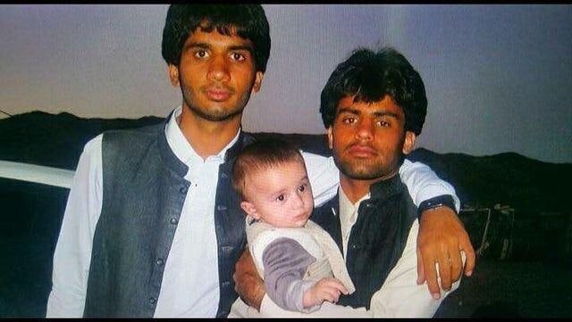 از ۵ زندانی که روز گذشته به قرنطینه منتقل شدند #اعدام دستکم ۲ نفر محرز شده است.به گزارش کمپین فعالین بلوچ، ۵ زندانی #بلوچ در زندان مرکزی #زاهدان به نام های «#بهنام_ریگی» «#شعیب_ریگی» ، «#جاوید_دهقان_خلد» «#الیاس_دهواری» و «#حسن_دهواری» روز گذشته جمعه ۲۸ آذر به قرنطینه منتقل شدند.بنابر گزارش‌های دریافت شده دست‌کم دو تن از این زندانیان به نام‌های بهنام و شعیب ریگی اعدام شدند و احتمال اعدام شدن سه زندانی دیگر نیز هست.مسئولان زندان برای عدم درز جزییات خبر تلفن‌های زندان را قطع کردند.بهنام، شعیب و حامد ریگی که از نیروهای طرح امنیت شوشتری سپاه و بسیجی مسلح بودند در سال ۲۰۱۸ در جریان تردد با ماموران مواد مخدر با لباس شخصی مواجه شدند که در درگیری فی‌مابین تعدادی از ماموران کشته شدند.اتهام این سه نفر مربوط به درگیری با ماموران مواد مخدر است، اما از اتهام دقیق در پرونده اطلاعی در دست نیست.گفته شده که #حامد_ریگی در این پرونده نیز حکم اعدام دارد اما اجرای آن به تاخیر افتاده است....balochcampaign#سیستان_و_بلوچستان📡 @VahidOnlineاز ۵ زندانی که روز گذشته به قرنطینه منتقل شدند #اعدام دستکم ۲ نفر محرز شده است.به گزارش کمپین فعالین بلوچ، ۵ زندانی #بلوچ در زندان مرکزی #زاهدان به نام های «#بهنام_ریگی» «#شعیب_ریگی» ، «#جاوید_دهقان_خلد» «#الیاس_دهواری» و «#حسن_دهواری» روز گذشته جمعه ۲۸ آذر به قرنطینه منتقل شدند.بنابر گزارش‌های دریافت شده دست‌کم دو تن از این زندانیان به نام‌های بهنام و شعیب ریگی اعدام شدند و احتمال اعدام شدن سه زندانی دیگر نیز هست.مسئولان زندان برای عدم درز جزییات خبر تلفن‌های زندان را قطع کردند.بهنام، شعیب و حامد ریگی که از نیروهای طرح امنیت شوشتری سپاه و بسیجی مسلح بودند در سال ۲۰۱۸ در جریان تردد با ماموران مواد مخدر با لباس شخصی مواجه شدند که در درگیری فی‌مابین تعدادی از ماموران کشته شدند.اتهام این سه نفر مربوط به درگیری با ماموران مواد مخدر است، اما از اتهام دقیق در پرونده اطلاعی در دست نیست.گفته شده که #حامد_ریگی در این پرونده نیز حکم اعدام دارد اما اجرای آن به تاخیر افتاده است....balochcampaign#سیستان_و_بلوچستان📡 @VahidOnline