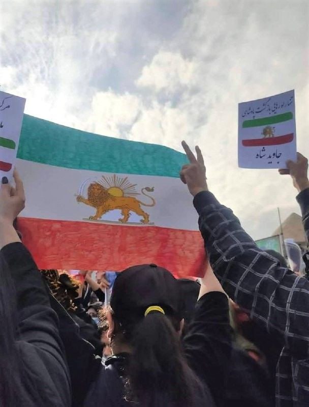 سلام به سربداران، حامد، کیان و یاران…مراسم چهلم #حامد_سلحشور در ایذه. 1500tasvirپنجشنبه ۱۵ دی ۱۴۰۱، شرکت‌کنندگان در مراسم چهلم حامد سلحشور در شهر ایذه شعار می‌دادند