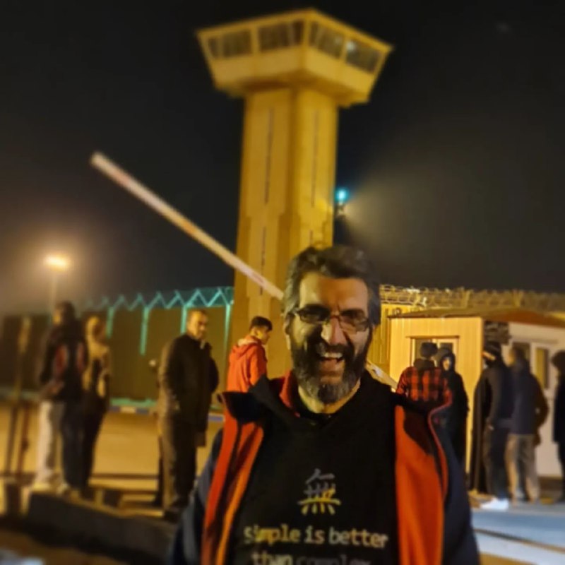 #جادی پس از آزادی، مثل همیشه با صورت خندان!امیرعماد میرمیرانی پس از ۶۹ روز بازداشت، امروز ۲۲ آذر با قید وثیقه از زندان آزاد شد.Vahid📡 @VahidOnline