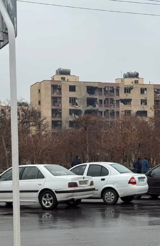 درباره حملات به #اراکپیام‌های زیادی گرفتم درباره هدف گرفته شدن یک ساختمان در مجتمع مسکونی نارنجستان در شهرک امین.یک پیام هم داشتم که کسی نوشته یک پسر ۱۲ ساله و یک خانم کشته شده‌اند و ۳۵ نفر مجروح.بنا بر پیام‌ها یک هدف دیگر هم گویا انتهای خیابان قائم مقام فراهانی بوده.ویدیو رو با شرح حاجی‌آباد اراک ساعت ۰۰