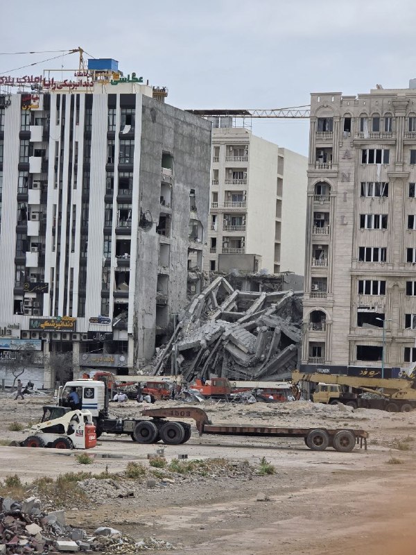 تصاویر دریافتی دیگر از ساختمان هدف قرارگرفته در خیابان دانشگاه ۱۶ #بندرعباسگویا در حمله به بندرعباس علیرضا تنگسیری فرمانده نیروی دریایی سپاه پاسداران انقلاب اسلامی کشته شد.پنج‌شنبه ۶ فرودینVahid📡 @VahidOnlineتصاویر دریافتی دیگر از ساختمان هدف قرارگرفته در خیابان دانشگاه ۱۶ #بندرعباسگویا در حمله به بندرعباس علیرضا تنگسیری فرمانده نیروی دریایی سپاه پاسداران انقلاب اسلامی کشته شد.پنج‌شنبه ۶ فرودینVahid📡 @VahidOnline