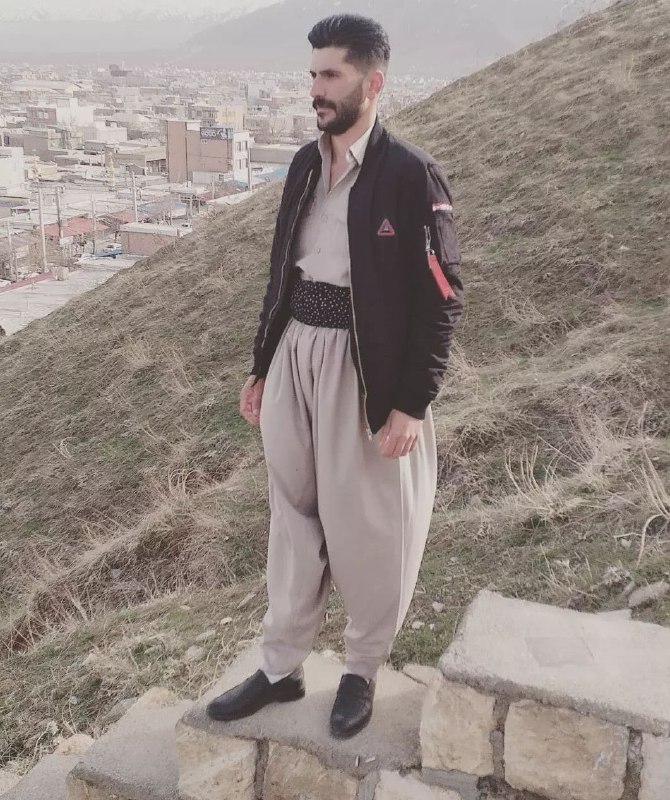 امروز جمعه ۲۷ آبان،  #امیر_فراستی_شاد در جریان اعتراضات مردمی پیرانشهر با تیراندازی نیروهای امنیتی کشته شد.KurdistanHRNبه گفته شاهدان عینی هزاران نفر از مردم #پیرانشهر با حمل پیکر #امیر_فراست‌شاد بر دوش، به سمت آرامستان شهر حرکت می‌کنند. همانطور کە در این فیلم دیدە می‌شود، حکومت شبکه برق پیرانشهر را قطع کردە است.RadioZamanehمراسم تشییع و خاکسپاری امیر فراستی شاد جمعه ۲۷ آبانKurdistanHRN, Sh_Mouselchi📡 @VahidOnlineامروز جمعه ۲۷ آبان،  #امیر_فراستی_شاد در جریان اعتراضات مردمی پیرانشهر با تیراندازی نیروهای امنیتی کشته شد.KurdistanHRNبه گفته شاهدان عینی هزاران نفر از مردم #پیرانشهر با حمل پیکر #امیر_فراست‌شاد بر دوش، به سمت آرامستان شهر حرکت می‌کنند. همانطور کە در این فیلم دیدە می‌شود، حکومت شبکه برق پیرانشهر را قطع کردە است.RadioZamanehمراسم تشییع و خاکسپاری امیر فراستی شاد جمعه ۲۷ آبانKurdistanHRN, Sh_Mouselchi📡 @VahidOnline