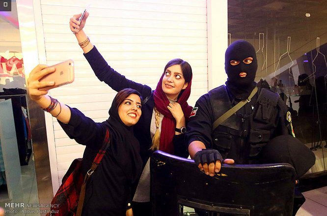 این عکس از رزمایش #رهایی_گروگان در سیتی‌سنتر #اصفهان از خروجی خبرگزاری مهر برداشته شد. mehrnews.com/photo/3784615📡 @VahidOnline