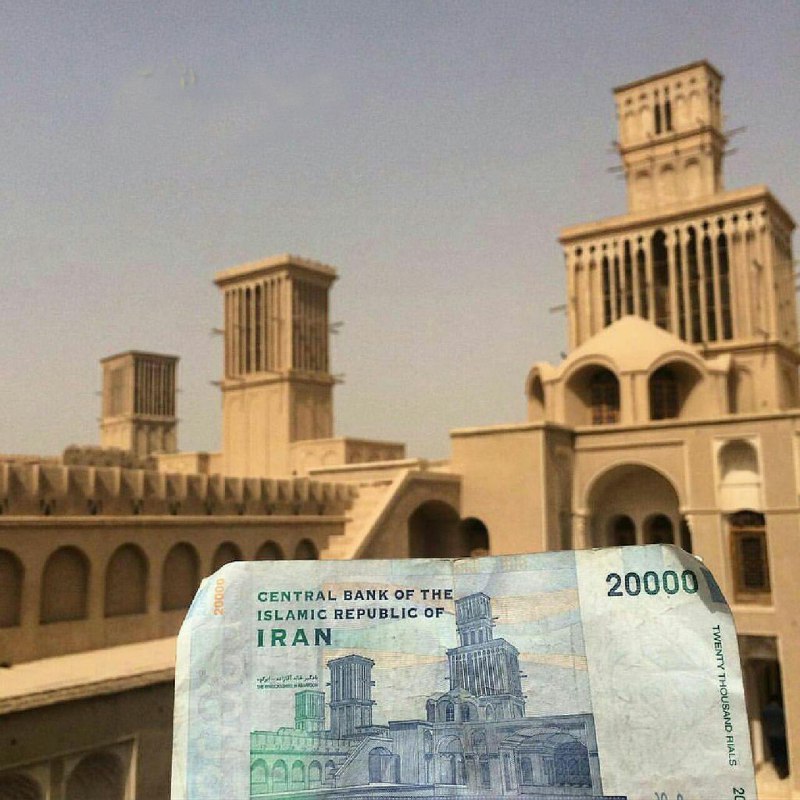 این #خانه متعلق به سید #حسین_ابرقویی از ثروتمندان #ابرکوه #یزد بوده ‌که ۸۲۰ مترمربع مساحت آن است.FAR_NAZ85