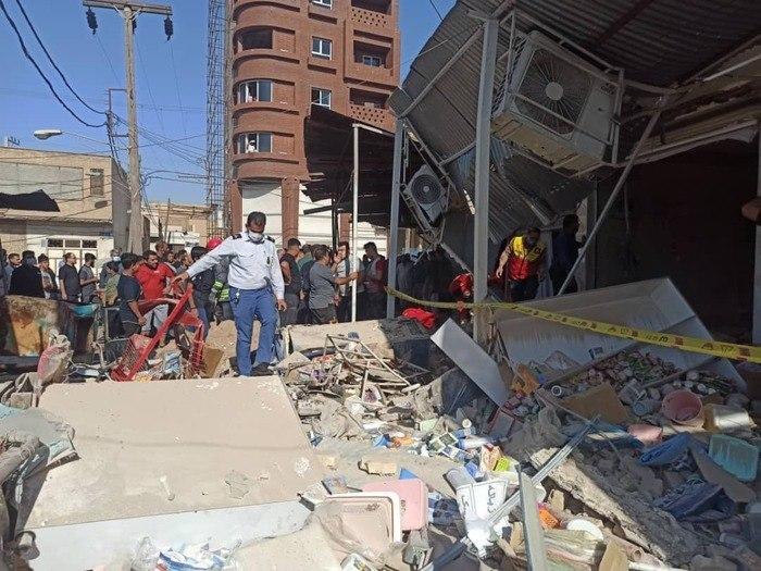 به گزارش رسانه‌های داخلی ایران انفجار #گاز در #بازارچه_عامری #اهواز رخ داده است که علاوه بر تخریب بخشی عمده‌ای از ساختمان این #بازار، باعث مرگ دست‌کم ۶ نفر و مصدومیت ۹ نفر شده است.سخنگوی اورژانس کشور می‌گوید که این #انفجار در یک منزل مسکونی دوطبقه در جنب بازار روی داده و افزوده است که «هنوز علت این حادثه مشخص نیست اما برخی علت آن را نشت گاز اعلام کرده‌اند.»در همین حال، در پی وقوع حادثه‌ای در یک شرکت ریخته‌گری در شهرک صنعتی #شمس‌آباد شهرستان #ری، یکی از کوره‌ها منفجر و منجر به فوت ۲ تن از #کارگران و مصدومیت دو #کارگر دیگر شد.RadioFarda_📡 @VahidOnlineبه گزارش رسانه‌های داخلی ایران انفجار #گاز در #بازارچه_عامری #اهواز رخ داده است که علاوه بر تخریب بخشی عمده‌ای از ساختمان این #بازار، باعث مرگ دست‌کم ۶ نفر و مصدومیت ۹ نفر شده است.سخنگوی اورژانس کشور می‌گوید که این #انفجار در یک منزل مسکونی دوطبقه در جنب بازار روی داده و افزوده است که «هنوز علت این حادثه مشخص نیست اما برخی علت آن را نشت گاز اعلام کرده‌اند.»در همین حال، در پی وقوع حادثه‌ای در یک شرکت ریخته‌گری در شهرک صنعتی #شمس‌آباد شهرستان #ری، یکی از کوره‌ها منفجر و منجر به فوت ۲ تن از #کارگران و مصدومیت دو #کارگر دیگر شد.RadioFarda_📡 @VahidOnline