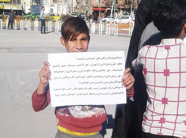 تعدادی از مردم #سیستان‌وبلوچستان برای گرفتن #شناسنامه جلوی مجلس #تجمع کردند.Ab2lbaset