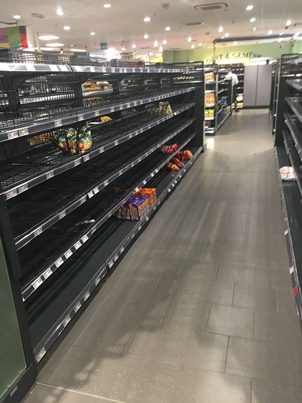 سوپرمارکت Edeka در هامبورگ، محصولات خارجی را از قفسه‌های خود خارج کرده تا نشان بدهد بدون خارجی‌ها آلمان چگونه به نظر می‌رسد. علیه #نژادپرستی! sepehra