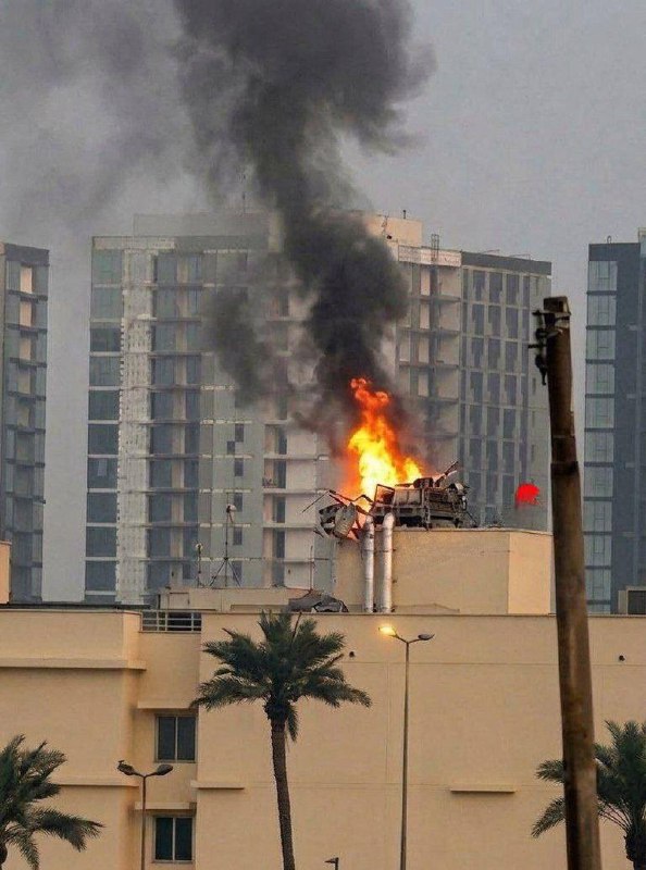 گزارش‌های تایید شده حاکی است که سفارت آمریکا در بغداد بار دیگر مورد حمله پهپادها قرار گرفته است و خبرگزاری آسوشیتدپرس گزارش کرده که مقامات عراقی به این رسانه گفته‌اند که یک محل فرود بالگرد در سفارت آمریکا در بغداد هدف قرار گرفته است.تصاویر نشان می‌دهد که دود از این مجموعه در پایتخت عراق بلند می‌شود.این سفارتخانه پیش از این نیز در جریان جنگ آمریکا و اسرائیل علیه ایران هدف حملات قرار گرفته بود.حمله روز شنبه اندکی پس از کشته شدن دو جنگجوی تحت حمایت ایران در حملات به بغداد رخ داد.گزارش شده بود که یکی از اهداف، خانه رهیف قاسم، که با نام ابوعلی نیز شناخته می‌شود و از فرماندهان ارشد یک گروه شبه‌نظامی طرفدار ایران بوده است. این گروه شبه‌نظامی تقریبا هر روز حملات پهپادی و موشکی به تأسیسات آمریکایی در نزدیکی فرودگاه بغداد انجام داده است.پیش از این تلویزیون عربی الجزیره گزارش کرده بود که دود از سفارت ایالات متحده در بغداد بلند شده است.@VahidHeadline📡 @VahidOnlineگزارش‌های تایید شده حاکی است که سفارت آمریکا در بغداد بار دیگر مورد حمله پهپادها قرار گرفته است و خبرگزاری آسوشیتدپرس گزارش کرده که مقامات عراقی به این رسانه گفته‌اند که یک محل فرود بالگرد در سفارت آمریکا در بغداد هدف قرار گرفته است.تصاویر نشان می‌دهد که دود از این مجموعه در پایتخت عراق بلند می‌شود.این سفارتخانه پیش از این نیز در جریان جنگ آمریکا و اسرائیل علیه ایران هدف حملات قرار گرفته بود.حمله روز شنبه اندکی پس از کشته شدن دو جنگجوی تحت حمایت ایران در حملات به بغداد رخ داد.گزارش شده بود که یکی از اهداف، خانه رهیف قاسم، که با نام ابوعلی نیز شناخته می‌شود و از فرماندهان ارشد یک گروه شبه‌نظامی طرفدار ایران بوده است. این گروه شبه‌نظامی تقریبا هر روز حملات پهپادی و موشکی به تأسیسات آمریکایی در نزدیکی فرودگاه بغداد انجام داده است.پیش از این تلویزیون عربی الجزیره گزارش کرده بود که دود از سفارت ایالات متحده در بغداد بلند شده است.@VahidHeadline📡 @VahidOnline