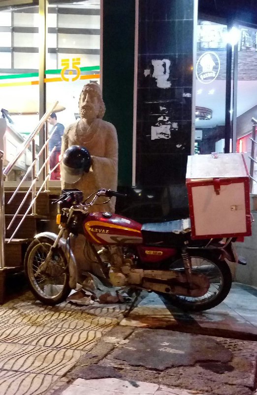 الان یکی از #الهه های #یونان_باستان رو دیدم که اومده کرج #پیک_موتوری شده.santiaaagoooo