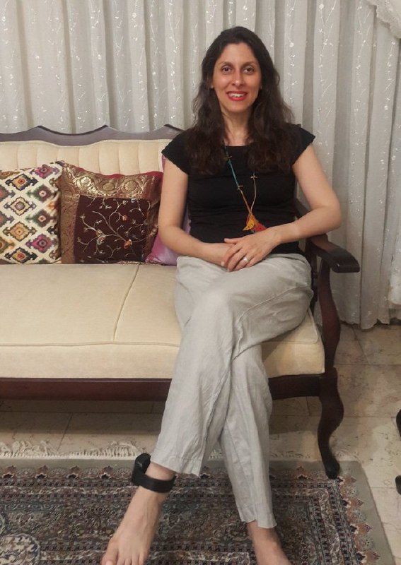 #نازنین_زاغری‌ با پابند الکترونیک به مرخصی(حبس خانگی) آمد. Marz_amiriنازنین زاغری به خاطر نگرانی از شیوع کرونا از زندان به مرخصی فرستاده شد.به گفته ریچارد رتکلیف، همسرش در دوره مرخصی دو هفته‌ای باید پابند الکترونیکی به پا داشته باشد و نمی‌تواند بیش از ۳۰۰ متر از خانه والدینش دور شود.اخیرا سفیر ایران در بریتانیا از گفت‌گو‌ درباره آزادی خانم زاغری در ازای دریافت طلب ۴۰۰ میلیون پوندی ایران از بریتانیا خبر داده بود.bbcpersian📡 @VahidOnline