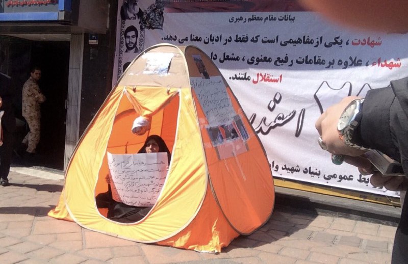 از خودش با عنوان #همسرجانباز یاد میشه ولی اسم همسرش #کریم_نورمحمدی ه.صبح مقابل #بنیادشهید #تحصن کرده بود عصر اقدام به #خودسوزیMahdibagheri63