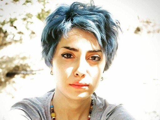 خبرگزاری تسنیم وابسته به سپاه با پخش ویدئوی اعترافات اجباری #دنا_شیبانی مربی اسنوبرد و گرافیست، #حسام_موسوی مربی سنگ‌نوردی، #امیرارسلان_مهدوی مربی اسنوبرد، #اشراق_نجف‌آبادی مربی دوچرخه‌سواری و  #محمد_خیوه کوهنورد و طبیعت‌گرد برای صدور احکام سنگین علیه آنها زمینه‌سازی کرد|در این ویدئو دنا شیبانی به‌عنوان مسئول تبلیغات و تست عملیات، محمد خیوه مسئول ساخت کیت بمب، اشراق نجف‌آبادی سرتیم گروه، امیرارسلان مهدوی عضو گروه و بمب‌گذار، حسام موسوی به عنوان یکی از طراحان عملیات معرفی شده‌اند. آنها به بمب‌گذاری ‌ناموفق در شیراز متهم کرده‌اند.|آنها و دستکم ۲۰ تن دیگر آبان‌ماه امسال و همزمان با خیزش انقلابی توسط ماموران اطلاعات سپاه استان فارس بازداشت و به بازداشتگاه سروش در شیراز منتقل شدند. جان تمامی این ورزشکاران و هنرمندان در خطر است. نگذاریم جمهوری اسلامی با پرونده‌سازی دروغین جان دیگری را از ما بگیرد.akvanian📡 @VahidOnlineخبرگزاری تسنیم وابسته به سپاه با پخش ویدئوی اعترافات اجباری #دنا_شیبانی مربی اسنوبرد و گرافیست، #حسام_موسوی مربی سنگ‌نوردی، #امیرارسلان_مهدوی مربی اسنوبرد، #اشراق_نجف‌آبادی مربی دوچرخه‌سواری و  #محمد_خیوه کوهنورد و طبیعت‌گرد برای صدور احکام سنگین علیه آنها زمینه‌سازی کرد|در این ویدئو دنا شیبانی به‌عنوان مسئول تبلیغات و تست عملیات، محمد خیوه مسئول ساخت کیت بمب، اشراق نجف‌آبادی سرتیم گروه، امیرارسلان مهدوی عضو گروه و بمب‌گذار، حسام موسوی به عنوان یکی از طراحان عملیات معرفی شده‌اند. آنها به بمب‌گذاری ‌ناموفق در شیراز متهم کرده‌اند.|آنها و دستکم ۲۰ تن دیگر آبان‌ماه امسال و همزمان با خیزش انقلابی توسط ماموران اطلاعات سپاه استان فارس بازداشت و به بازداشتگاه سروش در شیراز منتقل شدند. جان تمامی این ورزشکاران و هنرمندان در خطر است. نگذاریم جمهوری اسلامی با پرونده‌سازی دروغین جان دیگری را از ما بگیرد.akvanian📡 @VahidOnline