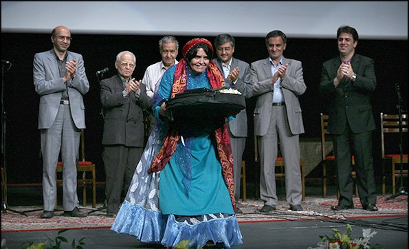 #پروین_بهمنی، #لالایی خوان #قشقایی و پژوهشگر حوزه #موسیقی اقوام و نواحی، نشان درجه یک هنری در حوزه #آواز گرفتnikimahjoub
