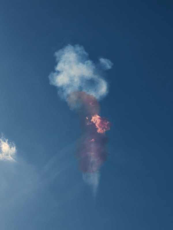 تصاویر دریافتی با شرح‌هایی درباره شلیک ناموفق یک موشک از #اصفهان که لحظاتی پس از پرتاب در هوا منفجر شده.شنبه یک فروردینVahidپیام‌های دریافتی تایید نشده که ممکنه بعضی‌هاشون کاملا نادرست باشند