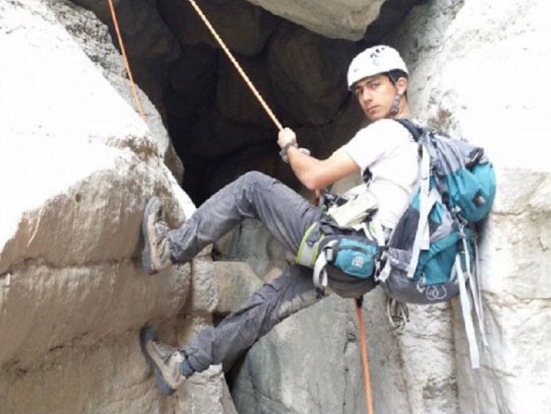 خبرگزاری تسنیم وابسته به سپاه با پخش ویدئوی اعترافات اجباری #دنا_شیبانی مربی اسنوبرد و گرافیست، #حسام_موسوی مربی سنگ‌نوردی، #امیرارسلان_مهدوی مربی اسنوبرد، #اشراق_نجف‌آبادی مربی دوچرخه‌سواری و  #محمد_خیوه کوهنورد و طبیعت‌گرد برای صدور احکام سنگین علیه آنها زمینه‌سازی کرد|در این ویدئو دنا شیبانی به‌عنوان مسئول تبلیغات و تست عملیات، محمد خیوه مسئول ساخت کیت بمب، اشراق نجف‌آبادی سرتیم گروه، امیرارسلان مهدوی عضو گروه و بمب‌گذار، حسام موسوی به عنوان یکی از طراحان عملیات معرفی شده‌اند. آنها به بمب‌گذاری ‌ناموفق در شیراز متهم کرده‌اند.|آنها و دستکم ۲۰ تن دیگر آبان‌ماه امسال و همزمان با خیزش انقلابی توسط ماموران اطلاعات سپاه استان فارس بازداشت و به بازداشتگاه سروش در شیراز منتقل شدند. جان تمامی این ورزشکاران و هنرمندان در خطر است. نگذاریم جمهوری اسلامی با پرونده‌سازی دروغین جان دیگری را از ما بگیرد.akvanian📡 @VahidOnlineخبرگزاری تسنیم وابسته به سپاه با پخش ویدئوی اعترافات اجباری #دنا_شیبانی مربی اسنوبرد و گرافیست، #حسام_موسوی مربی سنگ‌نوردی، #امیرارسلان_مهدوی مربی اسنوبرد، #اشراق_نجف‌آبادی مربی دوچرخه‌سواری و  #محمد_خیوه کوهنورد و طبیعت‌گرد برای صدور احکام سنگین علیه آنها زمینه‌سازی کرد|در این ویدئو دنا شیبانی به‌عنوان مسئول تبلیغات و تست عملیات، محمد خیوه مسئول ساخت کیت بمب، اشراق نجف‌آبادی سرتیم گروه، امیرارسلان مهدوی عضو گروه و بمب‌گذار، حسام موسوی به عنوان یکی از طراحان عملیات معرفی شده‌اند. آنها به بمب‌گذاری ‌ناموفق در شیراز متهم کرده‌اند.|آنها و دستکم ۲۰ تن دیگر آبان‌ماه امسال و همزمان با خیزش انقلابی توسط ماموران اطلاعات سپاه استان فارس بازداشت و به بازداشتگاه سروش در شیراز منتقل شدند. جان تمامی این ورزشکاران و هنرمندان در خطر است. نگذاریم جمهوری اسلامی با پرونده‌سازی دروغین جان دیگری را از ما بگیرد.akvanian📡 @VahidOnline