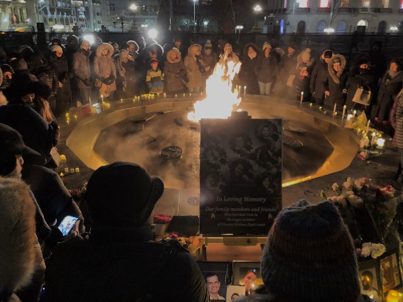 'مراسم یادبود هم‌وطنانی که در سانحه هوایی از دستشون دادیم، روبروی پارلمان کانادا. ۱۰ نفر از سرنشینان هواپیما ساکن اتاوا بودن و ۳ نفرشون دانشجوی دانشگاه اتاوا. فردا هم در دانشگاه مراسم یادبودی براشون برگزار میشه.'ParsiKade