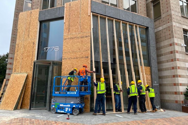 در آخرین روزهای #انتخابات۲۰۲۰ آمریکا و با بالاگرفتن نگرانی‌ها درباره تنش‌های احتمالی ساعات و شاید روزهای بعد از پایان رای‌گیری، این‌جا در پایتخت هم فروشگاه‌ها و ساختمان‌های اداری دوباره دارند در و پنجره‌ها را تخته می‌کنند تا میزان آسیب‌ها در ناآرامی‌ها و غارت‌های احتمالی را کمتر کنند. چندماه‌پیش هم وقتی با کشته‌شدن جورج فلوید تظاهرات راه افتاد و بعد ناآرامی و غارت هم رخ داد، همین طور در و پنجره‌ها را تخته زده بودند.@HadiNili0در آخرین روزهای #انتخابات۲۰۲۰ آمریکا و با بالاگرفتن نگرانی‌ها درباره تنش‌های احتمالی ساعات و شاید روزهای بعد از پایان رای‌گیری، این‌جا در پایتخت هم فروشگاه‌ها و ساختمان‌های اداری دوباره دارند در و پنجره‌ها را تخته می‌کنند تا میزان آسیب‌ها در ناآرامی‌ها و غارت‌های احتمالی را کمتر کنند. چندماه‌پیش هم وقتی با کشته‌شدن جورج فلوید تظاهرات راه افتاد و بعد ناآرامی و غارت هم رخ داد، همین طور در و پنجره‌ها را تخته زده بودند.@HadiNili0