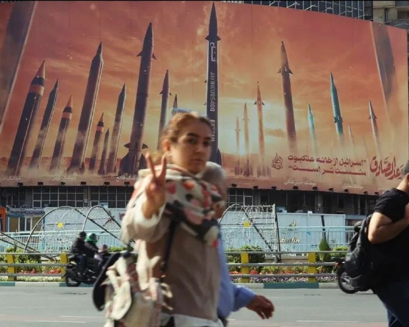 عکس خبرگزاری رویترز، چاپ شده در روزنامه ال پائیس اسپانیا#جنگ_علیه_زنانmiladpoureisaمن دارم اینجا زندگی می‌کنم. برداشت جامعه اسپانیایی زن مدافع فلسطینه نه مخالف حجاب.via MedissTavakoliبالاخره از تصویر زن چادری در حال رد شدن از کنار نقاشی مجسمه آزادی با صورت اسکلتی عبور کردن.Sodaako1پیام این تصویر چیه؟ زن معترض ایرانی از جنگ علیه اسراییل حمایت میکنه.cefalu1500برای مخاطب بی‌خبر از شرایط ایران قطعا معترض بودن این زن هم از روی این عکس قابل تشخیص نیست. شاید حتی آزادی پوشش در ایران هم برداشت بشه که البته احتمالا توضیحی درباره این مسائل نوشتند اگر خونده بشه.📡 @VahidOnline