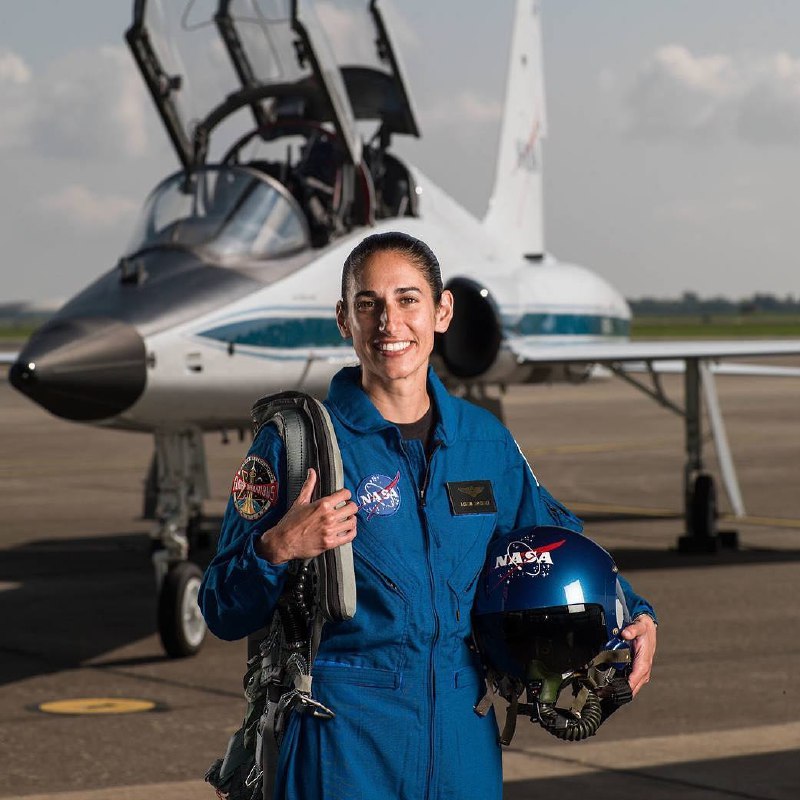 نخستین فضانورد (واقعی) ایران، جاسمین (یاسمین) مقبلی. ali_nayeri#یاسمین_مقبلی و برادرش کاوه در آلمان متولد و در نیویورک بزرگ شده اند. والدین آنها که دانشجویان رشته معماری بودند، پس از  انقلاب ۵۷، ایران را ترک کردند.او دانش آموخته مهندسی هوا-فضا از دانشگاه اِم آی تی است و کارشناسی ارشد خود را از مدرسه عالی نیروی دریایی آمریکا دریافت کرده است.VOAIranیاسمین مقبلی در اینستاگرام