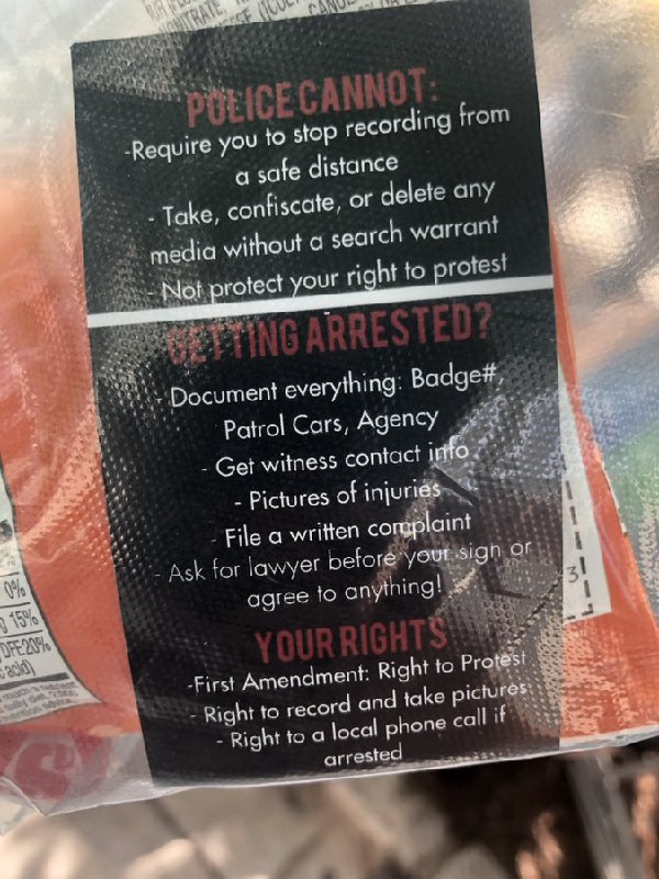 نمونه‌ای از کارتی که بین تظاهرات‌کنندگان در واشینگتن #دی‌سی پخش می‌کنند که به آنها یادآوری می‌کند طبق #قانون_اساسی #آمریکا حق دارند تظاهرات کنند و پلیس نمی‌تواند جلوی فیلم‌برداری و عکاسی را بگیرد یا از آنها بخواهد که فیلم یا عکسی را پاک کنند.هم‌چنین حق داشتن #وکیل و یک تماس تلفنی در صورت #بازداشت. HadiNili📡 @VahidOnline