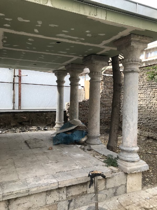 «دیوار محل دفن #صوراسرافیل و #ملک‌المتکلمین خراب شده و بزودی پارکینگ #بیمارستان_لقمان‌الدوله می‌شود.» این پیامی بود که تا با چشم خودم آن پرده آبی‌رنگ پلاستیکی را درست جلوی اورژانس بیمارستان لقمان و حجم مصالح ساختمانی رها شده پشتش دیدم باور نکردم.💬کابوس نیمه‌شب دوم تیر ماه ۱۲۸۷ باغشاه برای خفتگان خندق پشت دروازه باغشاه که حالا حیاطی شده وسط تهران افسارگسیخته، تمام نشده است ...💬از وضعیت تنها آرامگاه باقی مانده از شهدای #مشروطه و کودتای محمدعلی‌شاهی و خانواده ملک‌زاده می‌نویسم. آرامگاهی که بعد از ۱۱۲ سال پنج ماه و ۲۰ روز از آن شب تاریک یوم‌التوپ و مانند همه این سالها حال خوبی ندارد.febrahimzadeگویی به عمد قرار است نشانه‌ای از گذشته باقی نگذارند.mahmoud_azimaeeچی از این وطن باقی گذاشتند؟sea_bitter