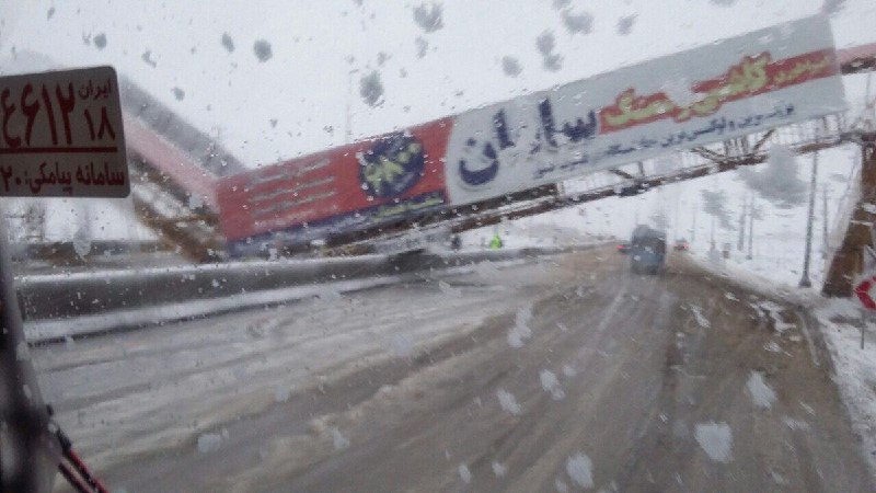 شکسته شدن #پل_عابر پیاده در جاده تهران- همدان، نرسیده به شهر #جورقان/ ایسناkhabaronlineeمیگن جرثقیل خورده بهش.📡 @VahidOnline