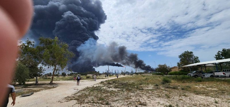 در پی انتشار گزارش‌هایی درباره وقوع انفجار در جزایر لاوان و سیری، شرکت ملی پالایش و پخش فرآورده‌های نفتی ایران در اطلاعیه ای حمله به پالایشگاه لاوان را تایید کرده است.در اطلاعیه این شرکت آمده