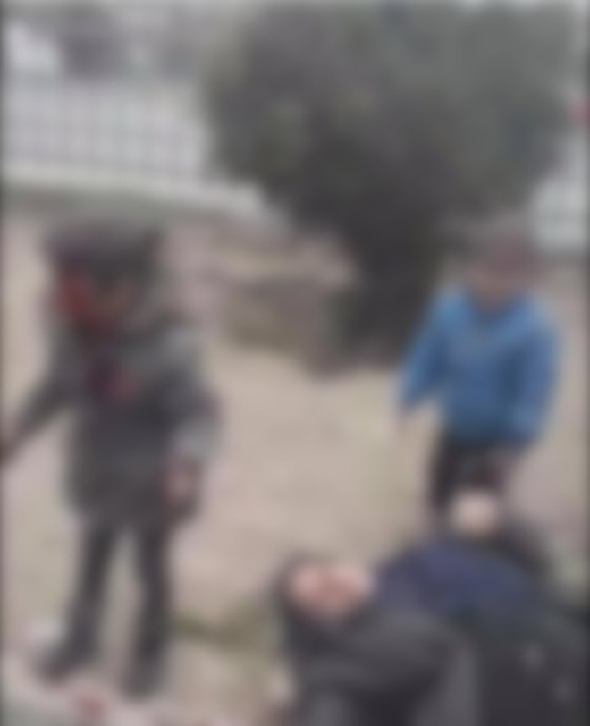 در پیام‌ها درباره ویدیوی دلخراشی می‌پرسند که کودکانی گریان رو بالای سر پیکر یک خانم نشون میده. میگن #مادر_بلند_شواین واقعه مربوط به انفجارهای کابل در افغانستانه که به‌خاطرش این هشتگ بالا راه افتاده بود.اخبار، تصاویری از زوایای دیگر، طرح‌ها و توییت‌های کاربران افغان رو میشه در این لینک دید