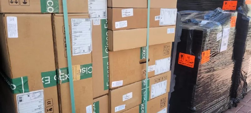 وزارت دادگستری آمریکا روز چهارشنبه اعلام کرد مدیرعامل یک شرکت فناوری در کالیفرنیا به اتهام تأمین تجهیزات آمریکایی برای نهادهای هسته‌ای و نظامی ایران بازداشت شد.بر اساس بیانیه این وزارتخانه، جمشید قُمی، ۶۳ ساله، شهروند دو تابعیتی ایران و آمریکا و ساکن نیوپورت کوست در ایالت کالیفرنیا، به «تبانی برای نقض قانون اختیارات اقتصادی در شرایط اضطراری بین‌المللی» متهم شده است.او متهم است که «تجهیزات پیشرفته شبکه، امنیتی و رمزنگاری ساخت آمریکا را برای مشتریان ایرانی، از جمله نهادهای هسته‌ای و نظامی حکومت ایران تهیه کرده است.»وزارت دادگستری آمریکا همچنین اعلام کرد که جمشید قمی از «شرکت‌های پوششی» در امارات متحده عربی برای پنهان کردن محموله‌های تجهیزات شبکه و رایانه‌ای که مقصد نهایی آنها ایران بود، استفاده می‌کرد و این شرکت‌های واسطه برای مخفی نگه داشتن مقصد واقعی کالاها و دور زدن تحریم‌های ایالات متحده به کار گرفته شده بودند.جان آیزنبرگ، معاون دادستان کل آمریکا در امور امنیت ملی، در این بیانیه گفت