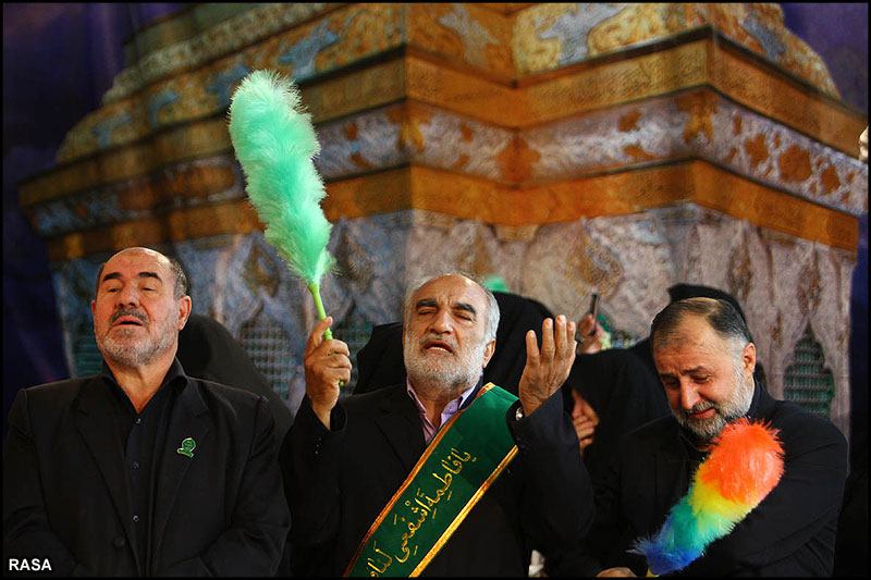 دوستم میگه #مدافعان_حرم کی‌ها هستند؟ اون یکی دوستم میگه همونان که یه چیز پشمالوی رنگی دسشونه میزنن به آدم میگن برو جلو