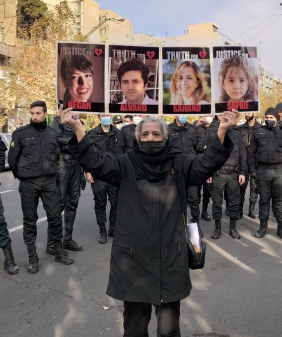 واگن مترویی که کشتنت دوربین نداشت پولی بالای مزارت رو پر از دوربین کردند.به‌خاطر نداشتن حجاب کُشتنت ولی عکس محجبه‌ات رو گذاشتند سر مزارت.چقدر تو مظلومی دختر....Mojtabapacinoرضا خندان همسر نسرین ستوده وکیل و فعال حقوق‌بشر خبر داد که او به همراه افرادی دیگر در مراسم تشییع‌پیکر آرمیتا گراوند در بهشت‌زهرا بازداشت و به بازداشت‌گاهی در شهرری منتقل شده‌ است. در برخی نقاط تهران جو امنیتی برقرار است و در لندن نیز ایرانیان تجمع کردند.گزارش‌هایی هم از ضرب و شتم ستوده به دست ماموران امنیتی هم منتشر شده است.تصویری که از ستوده در این مراسم منتشر شده نشان می‌دهد که او بدون حجاب اجباری در خاکسپاری حاضر شده است.منظر ضرابی مادر سهند صادقی و از خانواده‌های دادخواه هواپیمای اوکراینی هم جزو بازداشت‌شدگان مراسم خاکسپاری آرمیتا گراوند است که به بازداشتگاهی در شهر ری منتقل شده است.در همین حال یک شاهد عینی از حضور پرتعداد و غیرعادی نیروهای امنیتی و لباس شخصی در این مراسم خبر داد و گفت که تعدادی از شعاردهندگان در پایان مراسم بازداشت شدند.این شاهد گفت که پیشتر ماموران تعداد زیادی از ون‌ها را به بهشت زهرا آورده بودند و دوربین‌های خود را نیز برای فیلمبرداری از شرکت‌کنندگان آماده کرده بودند.او افزود که علاوه بر دوربین‌های در دست، ماموران «سه دوربین ۳۶۰» را در جایی که قرار بود پیکر آرمیتا دفن شود نصب کرده بودند و این محوطه را با داربست پوشانده بودند.بر اساس این گزارش، ماموران اجازه فیلمبرداری از مراسم از سوی مردم را نمی‌دادند و در صورت فیلمبرداری، موبایل‌ها را توقیف می‌کردند.این شاهد عینی گفت که هنگام قرائت قرآن برای دفن آرمیتا، تعدادی از زن‌های شرکت‌کننده در مراسم فریاد «آرمیتا روحت شاد» سر دادند.«این گل پرپر شده هدیه به میهن شده» از دیگر شعارهای سرداده شده در این مراسم بود.این شاهد عینی افزود که هنگام شعاردادن، کسی دستگیر نشد، اما پس از پایان مراسم خاکسپاری، ماموران به سمت افرادی که شعار دادند حمله کردند و آنان را بازداشت کردند.iranintlیکی دیگر از بازداشت‌شدگان امروز در مراسم خاکسپاری #آرمیتا_گراوند در بهشت زهرا، مسعود زینال‌زاده از فعالین صنفی معلمان است، مسعود همسر فرزانه ناظران‌پور است که این‌روزها برای تحمل ادامه حکم با پابند در حبس خانگی است.Ghazzallz📡 @VahidOnlineواگن مترویی که کشتنت دوربین نداشت پولی بالای مزارت رو پر از دوربین کردند.به‌خاطر نداشتن حجاب کُشتنت ولی عکس محجبه‌ات رو گذاشتند سر مزارت.چقدر تو مظلومی دختر....Mojtabapacinoرضا خندان همسر نسرین ستوده وکیل و فعال حقوق‌بشر خبر داد که او به همراه افرادی دیگر در مراسم تشییع‌پیکر آرمیتا گراوند در بهشت‌زهرا بازداشت و به بازداشت‌گاهی در شهرری منتقل شده‌ است. در برخی نقاط تهران جو امنیتی برقرار است و در لندن نیز ایرانیان تجمع کردند.گزارش‌هایی هم از ضرب و شتم ستوده به دست ماموران امنیتی هم منتشر شده است.تصویری که از ستوده در این مراسم منتشر شده نشان می‌دهد که او بدون حجاب اجباری در خاکسپاری حاضر شده است.منظر ضرابی مادر سهند صادقی و از خانواده‌های دادخواه هواپیمای اوکراینی هم جزو بازداشت‌شدگان مراسم خاکسپاری آرمیتا گراوند است که به بازداشتگاهی در شهر ری منتقل شده است.در همین حال یک شاهد عینی از حضور پرتعداد و غیرعادی نیروهای امنیتی و لباس شخصی در این مراسم خبر داد و گفت که تعدادی از شعاردهندگان در پایان مراسم بازداشت شدند.این شاهد گفت که پیشتر ماموران تعداد زیادی از ون‌ها را به بهشت زهرا آورده بودند و دوربین‌های خود را نیز برای فیلمبرداری از شرکت‌کنندگان آماده کرده بودند.او افزود که علاوه بر دوربین‌های در دست، ماموران «سه دوربین ۳۶۰» را در جایی که قرار بود پیکر آرمیتا دفن شود نصب کرده بودند و این محوطه را با داربست پوشانده بودند.بر اساس این گزارش، ماموران اجازه فیلمبرداری از مراسم از سوی مردم را نمی‌دادند و در صورت فیلمبرداری، موبایل‌ها را توقیف می‌کردند.این شاهد عینی گفت که هنگام قرائت قرآن برای دفن آرمیتا، تعدادی از زن‌های شرکت‌کننده در مراسم فریاد «آرمیتا روحت شاد» سر دادند.«این گل پرپر شده هدیه به میهن شده» از دیگر شعارهای سرداده شده در این مراسم بود.این شاهد عینی افزود که هنگام شعاردادن، کسی دستگیر نشد، اما پس از پایان مراسم خاکسپاری، ماموران به سمت افرادی که شعار دادند حمله کردند و آنان را بازداشت کردند.iranintlیکی دیگر از بازداشت‌شدگان امروز در مراسم خاکسپاری #آرمیتا_گراوند در بهشت زهرا، مسعود زینال‌زاده از فعالین صنفی معلمان است، مسعود همسر فرزانه ناظران‌پور است که این‌روزها برای تحمل ادامه حکم با پابند در حبس خانگی است.Ghazzallz📡 @VahidOnline