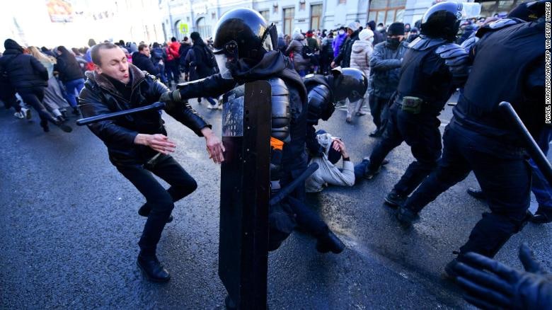 وزارت امور خارجه آمریکا اقدام #روسیه در بازداشت هزاران نفر از معترضان حامی آلکسی #ناوالنی، منتقد سرسخت #پوتین، را به شدت محکوم کرد.به گزارش آسوشیتدپرس بیش از ۱۵ هزار نفر در تجمع اعتراضی در مسکو حضور داشتند.در برخی از شهرهای شمالی روسیه هواداران الکسی ناوالنی در دمای ۵۰ درجه سانتیگراد زیر صفر در خیابان‌ها دست به #تظاهرات زدند.RadioFarda_توضیحات بیشتر