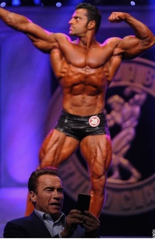 #آرش_رهبر ، ورزشکار #زیبایی_اندام مقیم نیویورک موقع مسابقه‌اش متوجه می‌شود که #آرنولد شوارتزنگر مشغول گرفتن سلفی /اسنپ‌چت با او است. bbcpersiansport