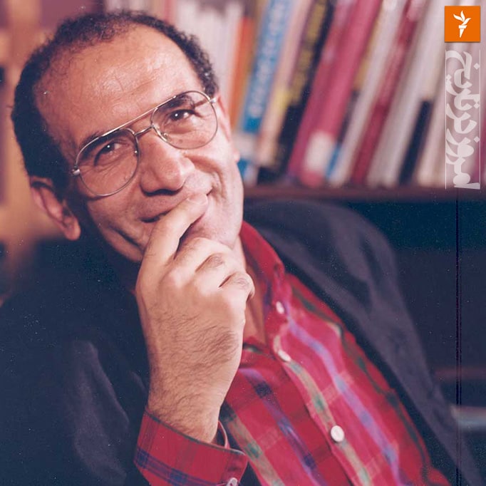 ۲۲ سال پیش در چنین روزی، ۱۲ آذر ۱۳۷۷، محمد مختاری، شاعر، نویسنده، منتقد ادبی، مترجم، محقق و از اعضای کانون نویسندگان به دست نیروهای امنیتی جمهوری اسلامی به قتل رسید.RadioFarda_۲۲سال پیش همین موقع‌ها از خونه رفت بیرون خرید کنه و دیگه برنگشت. فرداش یه جسد بدون مدارک شناسایی اطراف کارخونه سیمان توی یه جاده‌ی فرعی اطراف تهران پیدا شد. هفت روز بعد هویت جسد شناسایی شد. محمد مختاری؛ شاعر، نویسنده، مترجم، عضو کانون نویسندگان. مختاری با طناب خفه شده بود. 💬مهرداد عالیخانی یکی از اعضای گروه ترور اعتراف کرد مختاری بعد از خرید توی محله، سمت خونه‌اش می‌رفته که یک کوچه مونده به خونه‌ جلوش رو می‌گیرن و به زور سوار ماشینش می‌کنن و بعد از قتل، جنازه رو در جاده افسریه در یک مسیر فرعی به کارخانه سیمان تهران رها می‌کنند.#قتل‌های_زنجیره‌ای_Kruczynski1️⃣ و هیچ‌کس، هیچ‌کس را به خاطر نمی‌آورد...#محمد_مختاری maryam_zohdit.me/VahidOnline/15467۲۲ سال پیش در چنین روزی، ۱۲ آذر ۱۳۷۷، محمد مختاری، شاعر، نویسنده، منتقد ادبی، مترجم، محقق و از اعضای کانون نویسندگان به دست نیروهای امنیتی جمهوری اسلامی به قتل رسید.RadioFarda_۲۲سال پیش همین موقع‌ها از خونه رفت بیرون خرید کنه و دیگه برنگشت. فرداش یه جسد بدون مدارک شناسایی اطراف کارخونه سیمان توی یه جاده‌ی فرعی اطراف تهران پیدا شد. هفت روز بعد هویت جسد شناسایی شد. محمد مختاری؛ شاعر، نویسنده، مترجم، عضو کانون نویسندگان. مختاری با طناب خفه شده بود. 💬مهرداد عالیخانی یکی از اعضای گروه ترور اعتراف کرد مختاری بعد از خرید توی محله، سمت خونه‌اش می‌رفته که یک کوچه مونده به خونه‌ جلوش رو می‌گیرن و به زور سوار ماشینش می‌کنن و بعد از قتل، جنازه رو در جاده افسریه در یک مسیر فرعی به کارخانه سیمان تهران رها می‌کنند.#قتل‌های_زنجیره‌ای_Kruczynski1️⃣ و هیچ‌کس، هیچ‌کس را به خاطر نمی‌آورد...#محمد_مختاری maryam_zohdit.me/VahidOnline/15467