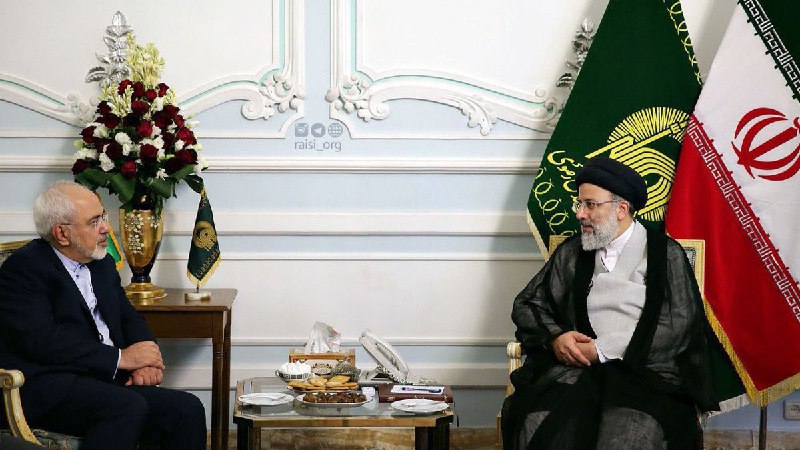 دیدار وزیر امور خارجه کشورمان با نماینده کشور دوست و برادر، پادشاهی #آستان_قدس رضوی.پرچم دو کشور رو هم گذاشتن، جلسه رسمیه. Keykhoon