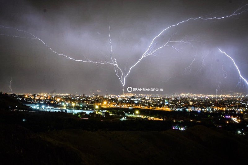#رعدوبرق و #برج_میلاد دقایقی پیش از نگاه #کوهسارعکس از برهمندپورMBrahmand📡 @VahidOnline