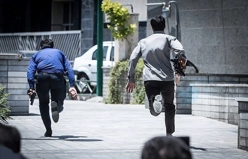 هیچ‌وقت دویدن #لباس_شخصی ها را از پشت ندیده بودم؛در تمام خاطرات ثبت شده در ذهنم، همیشه رو به من می‌دوند. patrick_jane77