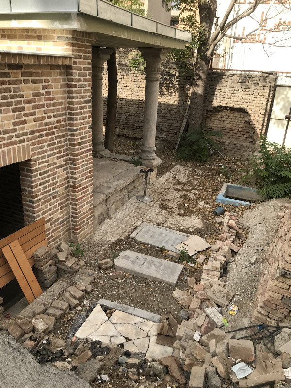 «دیوار محل دفن #صوراسرافیل و #ملک‌المتکلمین خراب شده و بزودی پارکینگ #بیمارستان_لقمان‌الدوله می‌شود.» این پیامی بود که تا با چشم خودم آن پرده آبی‌رنگ پلاستیکی را درست جلوی اورژانس بیمارستان لقمان و حجم مصالح ساختمانی رها شده پشتش دیدم باور نکردم.💬کابوس نیمه‌شب دوم تیر ماه ۱۲۸۷ باغشاه برای خفتگان خندق پشت دروازه باغشاه که حالا حیاطی شده وسط تهران افسارگسیخته، تمام نشده است ...💬از وضعیت تنها آرامگاه باقی مانده از شهدای #مشروطه و کودتای محمدعلی‌شاهی و خانواده ملک‌زاده می‌نویسم. آرامگاهی که بعد از ۱۱۲ سال پنج ماه و ۲۰ روز از آن شب تاریک یوم‌التوپ و مانند همه این سالها حال خوبی ندارد.febrahimzadeگویی به عمد قرار است نشانه‌ای از گذشته باقی نگذارند.mahmoud_azimaeeچی از این وطن باقی گذاشتند؟sea_bitter