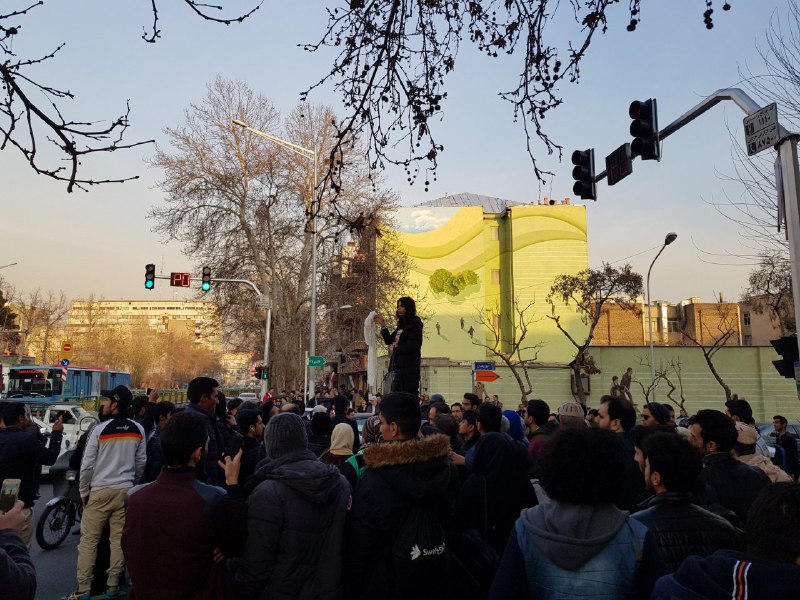 امروز همان خیابان انقلاب، تقاطع وصالفرستنده