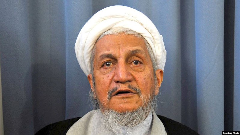 آیت‌الله #یوسف_صانعی، مرجع تقلید شیعیان ساکن قم که روز جمعه، ۲۱شهریور، به علت شکستگی لگن در بیمارستان بستری شده بود، #درگذشت.او که در هنگام مرگ ۸۳ساله بود، در ابتدای دهه ۶۰، دادستان کل کشور، عضو شورای نگهبان و از چهره‌های بسیار نزدیک به روح‌الله خمینی، رهبر سابق جمهوری اسلامی بود و نقش کلیدی در برخوردهای تند و حذف مخالفان حکومت جمهوری اسلامی داشت.او از سال ۱۳۶۴ به بعد مسئولیت رسمی نداشت، ولی در بخش‌های مختلفی از حکومت صاحب نفوذ بود.یوسف صانعی در ابتدای به حکومت رسیدن علی خامنه‌ای از حامیان جدی او محسوب می‌شد، ولی اندک اندک و با حذف بسیاری از نزدیکان خمینی در دوران خامنه‌ای، او نیز کاملا به حاشیه رانده شد و از منتقدان جدی رهبری خامنه‌ای شد.#سال۸۸ آقای صانعی از مهم‌ترین چهره‌های مذهبی حامی میرحسین موسوی بود و اختلاف نظرهای مذهبی و سیاسی او با دیگر جناح‌های حامی خامنه‌ای چنان به اوج رسید که مجمع مدرسین حوزه علمیه قم رای به عزل او از مرجعیت داد.او در طول دو دهه گذشته احکام فقهی‌ای درباره زنان صادر کرد که موجب خشم برخی روحانیون ساکن قم شد و احکام و اظهارات او را بدعت توصیف کردند.RadioFarda_@VahidOnline