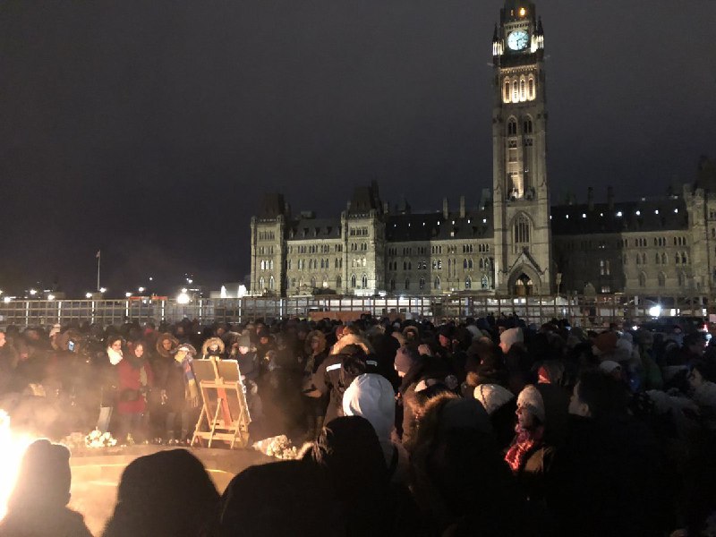'مراسم یادبود هم‌وطنانی که در سانحه هوایی از دستشون دادیم، روبروی پارلمان کانادا. ۱۰ نفر از سرنشینان هواپیما ساکن اتاوا بودن و ۳ نفرشون دانشجوی دانشگاه اتاوا. فردا هم در دانشگاه مراسم یادبودی براشون برگزار میشه.'ParsiKade