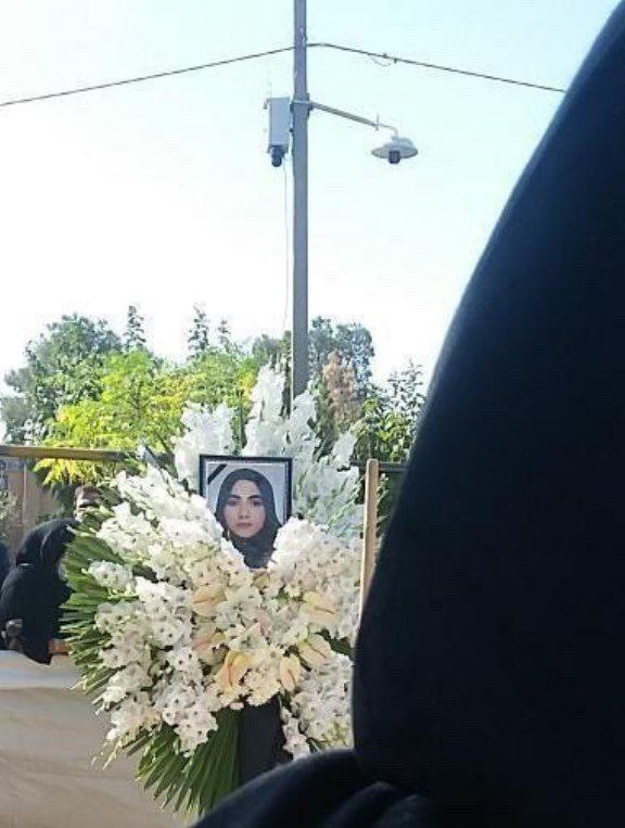 واگن مترویی که کشتنت دوربین نداشت پولی بالای مزارت رو پر از دوربین کردند.به‌خاطر نداشتن حجاب کُشتنت ولی عکس محجبه‌ات رو گذاشتند سر مزارت.چقدر تو مظلومی دختر....Mojtabapacinoرضا خندان همسر نسرین ستوده وکیل و فعال حقوق‌بشر خبر داد که او به همراه افرادی دیگر در مراسم تشییع‌پیکر آرمیتا گراوند در بهشت‌زهرا بازداشت و به بازداشت‌گاهی در شهرری منتقل شده‌ است. در برخی نقاط تهران جو امنیتی برقرار است و در لندن نیز ایرانیان تجمع کردند.گزارش‌هایی هم از ضرب و شتم ستوده به دست ماموران امنیتی هم منتشر شده است.تصویری که از ستوده در این مراسم منتشر شده نشان می‌دهد که او بدون حجاب اجباری در خاکسپاری حاضر شده است.منظر ضرابی مادر سهند صادقی و از خانواده‌های دادخواه هواپیمای اوکراینی هم جزو بازداشت‌شدگان مراسم خاکسپاری آرمیتا گراوند است که به بازداشتگاهی در شهر ری منتقل شده است.در همین حال یک شاهد عینی از حضور پرتعداد و غیرعادی نیروهای امنیتی و لباس شخصی در این مراسم خبر داد و گفت که تعدادی از شعاردهندگان در پایان مراسم بازداشت شدند.این شاهد گفت که پیشتر ماموران تعداد زیادی از ون‌ها را به بهشت زهرا آورده بودند و دوربین‌های خود را نیز برای فیلمبرداری از شرکت‌کنندگان آماده کرده بودند.او افزود که علاوه بر دوربین‌های در دست، ماموران «سه دوربین ۳۶۰» را در جایی که قرار بود پیکر آرمیتا دفن شود نصب کرده بودند و این محوطه را با داربست پوشانده بودند.بر اساس این گزارش، ماموران اجازه فیلمبرداری از مراسم از سوی مردم را نمی‌دادند و در صورت فیلمبرداری، موبایل‌ها را توقیف می‌کردند.این شاهد عینی گفت که هنگام قرائت قرآن برای دفن آرمیتا، تعدادی از زن‌های شرکت‌کننده در مراسم فریاد «آرمیتا روحت شاد» سر دادند.«این گل پرپر شده هدیه به میهن شده» از دیگر شعارهای سرداده شده در این مراسم بود.این شاهد عینی افزود که هنگام شعاردادن، کسی دستگیر نشد، اما پس از پایان مراسم خاکسپاری، ماموران به سمت افرادی که شعار دادند حمله کردند و آنان را بازداشت کردند.iranintlیکی دیگر از بازداشت‌شدگان امروز در مراسم خاکسپاری #آرمیتا_گراوند در بهشت زهرا، مسعود زینال‌زاده از فعالین صنفی معلمان است، مسعود همسر فرزانه ناظران‌پور است که این‌روزها برای تحمل ادامه حکم با پابند در حبس خانگی است.Ghazzallz📡 @VahidOnlineواگن مترویی که کشتنت دوربین نداشت پولی بالای مزارت رو پر از دوربین کردند.به‌خاطر نداشتن حجاب کُشتنت ولی عکس محجبه‌ات رو گذاشتند سر مزارت.چقدر تو مظلومی دختر....Mojtabapacinoرضا خندان همسر نسرین ستوده وکیل و فعال حقوق‌بشر خبر داد که او به همراه افرادی دیگر در مراسم تشییع‌پیکر آرمیتا گراوند در بهشت‌زهرا بازداشت و به بازداشت‌گاهی در شهرری منتقل شده‌ است. در برخی نقاط تهران جو امنیتی برقرار است و در لندن نیز ایرانیان تجمع کردند.گزارش‌هایی هم از ضرب و شتم ستوده به دست ماموران امنیتی هم منتشر شده است.تصویری که از ستوده در این مراسم منتشر شده نشان می‌دهد که او بدون حجاب اجباری در خاکسپاری حاضر شده است.منظر ضرابی مادر سهند صادقی و از خانواده‌های دادخواه هواپیمای اوکراینی هم جزو بازداشت‌شدگان مراسم خاکسپاری آرمیتا گراوند است که به بازداشتگاهی در شهر ری منتقل شده است.در همین حال یک شاهد عینی از حضور پرتعداد و غیرعادی نیروهای امنیتی و لباس شخصی در این مراسم خبر داد و گفت که تعدادی از شعاردهندگان در پایان مراسم بازداشت شدند.این شاهد گفت که پیشتر ماموران تعداد زیادی از ون‌ها را به بهشت زهرا آورده بودند و دوربین‌های خود را نیز برای فیلمبرداری از شرکت‌کنندگان آماده کرده بودند.او افزود که علاوه بر دوربین‌های در دست، ماموران «سه دوربین ۳۶۰» را در جایی که قرار بود پیکر آرمیتا دفن شود نصب کرده بودند و این محوطه را با داربست پوشانده بودند.بر اساس این گزارش، ماموران اجازه فیلمبرداری از مراسم از سوی مردم را نمی‌دادند و در صورت فیلمبرداری، موبایل‌ها را توقیف می‌کردند.این شاهد عینی گفت که هنگام قرائت قرآن برای دفن آرمیتا، تعدادی از زن‌های شرکت‌کننده در مراسم فریاد «آرمیتا روحت شاد» سر دادند.«این گل پرپر شده هدیه به میهن شده» از دیگر شعارهای سرداده شده در این مراسم بود.این شاهد عینی افزود که هنگام شعاردادن، کسی دستگیر نشد، اما پس از پایان مراسم خاکسپاری، ماموران به سمت افرادی که شعار دادند حمله کردند و آنان را بازداشت کردند.iranintlیکی دیگر از بازداشت‌شدگان امروز در مراسم خاکسپاری #آرمیتا_گراوند در بهشت زهرا، مسعود زینال‌زاده از فعالین صنفی معلمان است، مسعود همسر فرزانه ناظران‌پور است که این‌روزها برای تحمل ادامه حکم با پابند در حبس خانگی است.Ghazzallz📡 @VahidOnline