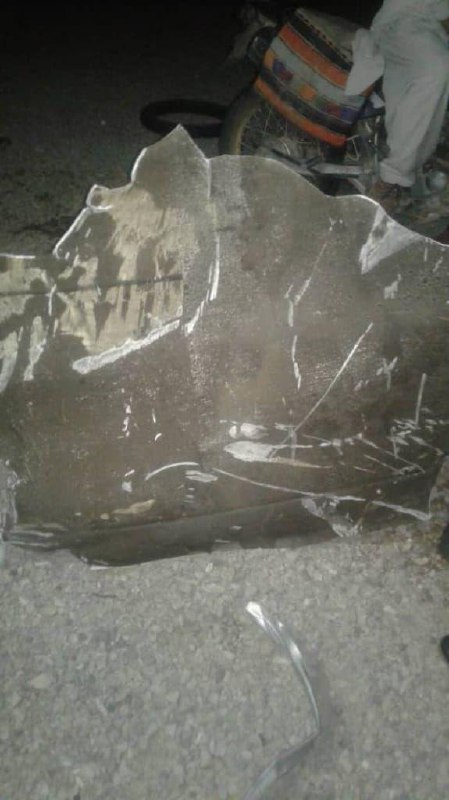 دو ساعت و نیم پیش کسی این تصاویر رو فرستاد و نوشت که این‌ها با صدای مهیب در منطقه #سرجنگل #سیستان‌وبلوچستان سقوط کردند و مدعی شد به عملیات #پرتاب_ماهواره مربوطه.نتونسته بودم منبع دیگری براش پیدا کنم و دانش اینکه چقدر ممکن یا مضحکه رو هم ندارم. الان دیدم بعضی از این تصاویر در منابع دیگری منتشر شدند که البته اون‌ها هم هیچ اعتباری برای تاییدش ندارند ولی چون بعضی از ولاییون هم گذاشتند شاید درست باشه.❗️آپدیت