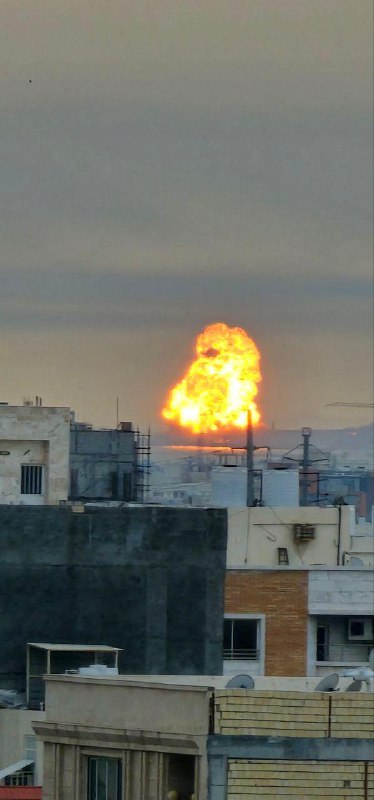 'انفجار و آتش‌سوزی حمله به یک کشتی در #بندرعباس ساعت ۱۷'تصاویر دریافتی،‌ دوشنبه ۱۸ اسفندVahidدو ویدیوی آخر در منابع حکومتی منتشر شده‌اند.درباره اولی نوشتند