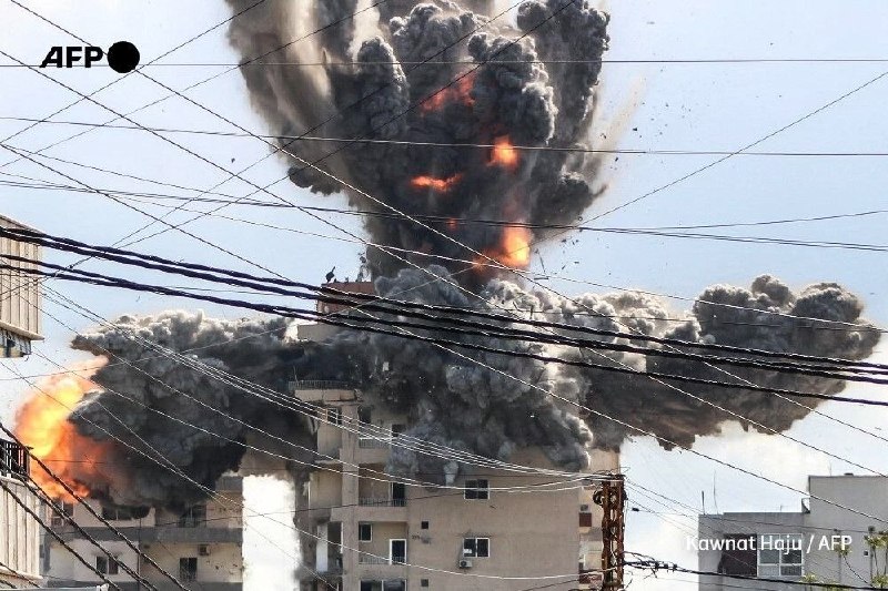 ارتش اسرائیل روز چهارشنبه و ساعاتی پس از اعلام آتش‌بس موقت دو هفته‌ای میان تهران و واشنگتن، اعلام کرد بزرگ‌ترین ضربات را از زمان آغاز جنگ به حزب‌الله در مناطق مختلف لبنان وارد کرده است.جمهوری اسلامی ایران و پاکستان اعلام کرده بودند که توقف درگیری‌ها شامل همه جبهه‌ها ازجمله لبنان می‌شود. با این حال اسرائیل اعلام کرد آتش‌بس شامل جبهه لبنان نمی‌شود.@VahidOOnLineارتش اسرائیل روز چهارشنبه اعلام کرد طی ۱۰ دقیقه و به‌طور هم‌زمان در چندین منطقه، ضربه‌ای گسترده علیه حدود ۱۰۰ مقر و زیرساخت نظامی حزب‌الله وارد کرده است. در بیانیه ارتش اسرائیل آمده است این حملات مقرها و زیرساخت‌های نظامی حزب‌الله در سراسر بیروت، منطقه بقاع و جنوب لبنان را هدف قرار داده و به پایان رسیده است.بر اساس این بیانیه، اهداف مورد حمله شامل مقرهای اطلاعاتی و ستادهای مرکزی مورد استفاده برای هدایت و برنامه‌ریزی عملیات علیه نیروهای ارتش اسرائیل و غیرنظامیان، زیرساخت‌های سامانه‌های آتش و دریایی مرتبط با پرتاب موشک، و دارایی‌های نیروی رضوان و یگان هوایی ۱۲۷ این گروه بوده است.ارتش اسرائیل اعلام کرد این عملیات بر پایه داده‌های دقیق اطلاعاتی و پس از هفته‌ها برنامه‌ریزی توسط معاونت عملیات، معاونت اطلاعات، نیروی هوایی و فرماندهی شمال انجام شده و هدف آن تعمیق آسیب به حزب‌الله بوده است.@VahidOOnLineیسرائیل کاتز، وزیر دفاع اسرائیل، اعلام کرد که صدها نفر از نیروهای حزب‌الله در حملات اخیر به لبنان هدف قرار گرفتند.او افزود که اسرائیل تلاش کرده جنگ با جمهوری اسلامی را از درگیری‌ها در لبنان جدا نگه دارد تا وضعیت لبنان تغییر کند و تهدیدها علیه شمال اسرائیل برطرف شود.@VahidOOnLine📡 @VahidOnlineارتش اسرائیل روز چهارشنبه و ساعاتی پس از اعلام آتش‌بس موقت دو هفته‌ای میان تهران و واشنگتن، اعلام کرد بزرگ‌ترین ضربات را از زمان آغاز جنگ به حزب‌الله در مناطق مختلف لبنان وارد کرده است.جمهوری اسلامی ایران و پاکستان اعلام کرده بودند که توقف درگیری‌ها شامل همه جبهه‌ها ازجمله لبنان می‌شود. با این حال اسرائیل اعلام کرد آتش‌بس شامل جبهه لبنان نمی‌شود.@VahidOOnLineارتش اسرائیل روز چهارشنبه اعلام کرد طی ۱۰ دقیقه و به‌طور هم‌زمان در چندین منطقه، ضربه‌ای گسترده علیه حدود ۱۰۰ مقر و زیرساخت نظامی حزب‌الله وارد کرده است. در بیانیه ارتش اسرائیل آمده است این حملات مقرها و زیرساخت‌های نظامی حزب‌الله در سراسر بیروت، منطقه بقاع و جنوب لبنان را هدف قرار داده و به پایان رسیده است.بر اساس این بیانیه، اهداف مورد حمله شامل مقرهای اطلاعاتی و ستادهای مرکزی مورد استفاده برای هدایت و برنامه‌ریزی عملیات علیه نیروهای ارتش اسرائیل و غیرنظامیان، زیرساخت‌های سامانه‌های آتش و دریایی مرتبط با پرتاب موشک، و دارایی‌های نیروی رضوان و یگان هوایی ۱۲۷ این گروه بوده است.ارتش اسرائیل اعلام کرد این عملیات بر پایه داده‌های دقیق اطلاعاتی و پس از هفته‌ها برنامه‌ریزی توسط معاونت عملیات، معاونت اطلاعات، نیروی هوایی و فرماندهی شمال انجام شده و هدف آن تعمیق آسیب به حزب‌الله بوده است.@VahidOOnLineیسرائیل کاتز، وزیر دفاع اسرائیل، اعلام کرد که صدها نفر از نیروهای حزب‌الله در حملات اخیر به لبنان هدف قرار گرفتند.او افزود که اسرائیل تلاش کرده جنگ با جمهوری اسلامی را از درگیری‌ها در لبنان جدا نگه دارد تا وضعیت لبنان تغییر کند و تهدیدها علیه شمال اسرائیل برطرف شود.@VahidOOnLine📡 @VahidOnline