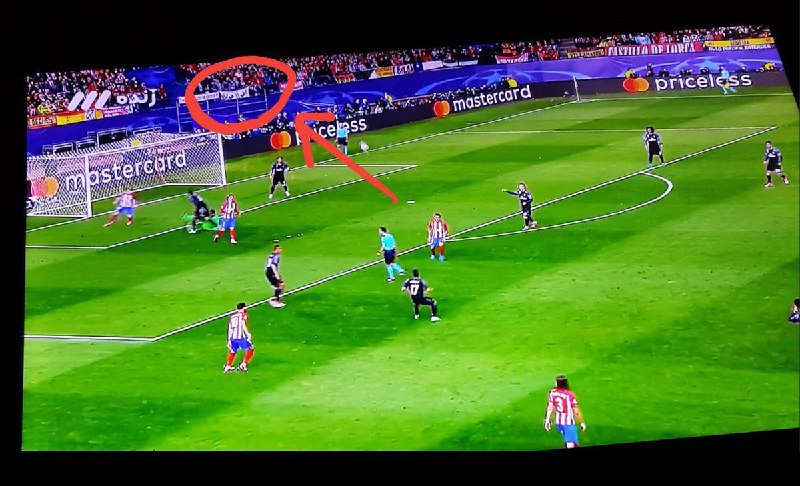 یک #تماشاگر #ایرانی در #استادیوم بازی #رئال_مادرید #آتلتیکومادرید نیمه‌نهایی #UCL روی بنر نوشته #اهواز_هوا_نداردmohmd_mozafari t.co/LaINNHAYND#خوزستان #هوا #آلودگی_هوا #گردوغبار #ریزگرد@VahidOnline