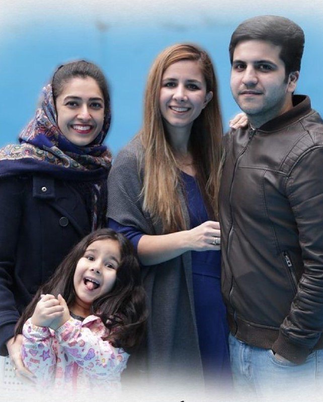 تو شب یلدای منی!#نه_میبخشیم_نه_فراموش_میکنیم Halb0rzسوفی امامی ۵ ساله همراه مادرش، سهند صادقی، دائی‌اش، الوند، و زن دائی‌اش نگار برقعی در #پرواز۷۵۲ کشته شدند. سوفی دانش‌آموز مهدکودک دولتی لیلیان در تورنتو بود. هیات مدیرۀ مهد در بیانه‌ای نوشت «سوفی همیشه لبخند به لب داشت و همه را در آغوش می‌گرفت.» Keykhoon3️⃣ مادر الوند و #سهند_صادقی، مادربزرگ #سوفی_امامی و مادرشوهر #نگار_برقعی است که بی‌تابانه عزاداری می‌کند.#هواپیمای_اوکراینی Dariush_Zand4️⃣ #الوند_صادقی و خواهر زاده‌ش سوفی امامی shimababaeii#PS752📡 @VahidOnlineتو شب یلدای منی!#نه_میبخشیم_نه_فراموش_میکنیم Halb0rzسوفی امامی ۵ ساله همراه مادرش، سهند صادقی، دائی‌اش، الوند، و زن دائی‌اش نگار برقعی در #پرواز۷۵۲ کشته شدند. سوفی دانش‌آموز مهدکودک دولتی لیلیان در تورنتو بود. هیات مدیرۀ مهد در بیانه‌ای نوشت «سوفی همیشه لبخند به لب داشت و همه را در آغوش می‌گرفت.» Keykhoon3️⃣ مادر الوند و #سهند_صادقی، مادربزرگ #سوفی_امامی و مادرشوهر #نگار_برقعی است که بی‌تابانه عزاداری می‌کند.#هواپیمای_اوکراینی Dariush_Zand4️⃣ #الوند_صادقی و خواهر زاده‌ش سوفی امامی shimababaeii#PS752📡 @VahidOnline